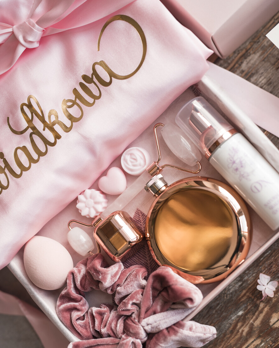 Prezenty dla świadków boxy prezentowy dla Świadkowej, prośba o świadkowanie  Szlafrok dla Świadkowej ze złotym Napisem - Prośba o Świadkowanie Roller i Damska Piersiówka3