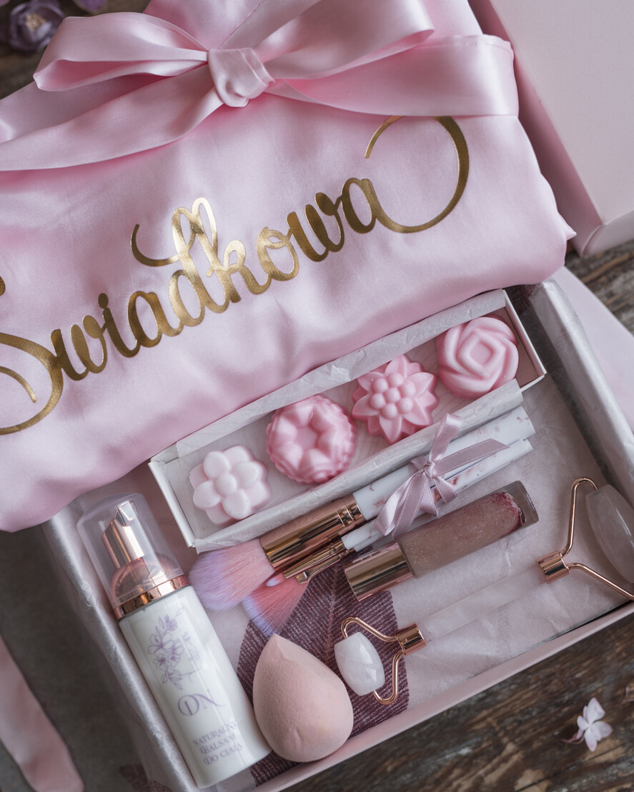 Prezenty dla świadków boxy prezentowy dla Świadkowej, prośba o świadkowanie  Szlafrok dla Świadkowej ze złotym Napisem - Prośba o Świadkowanie Box prezentowy 4