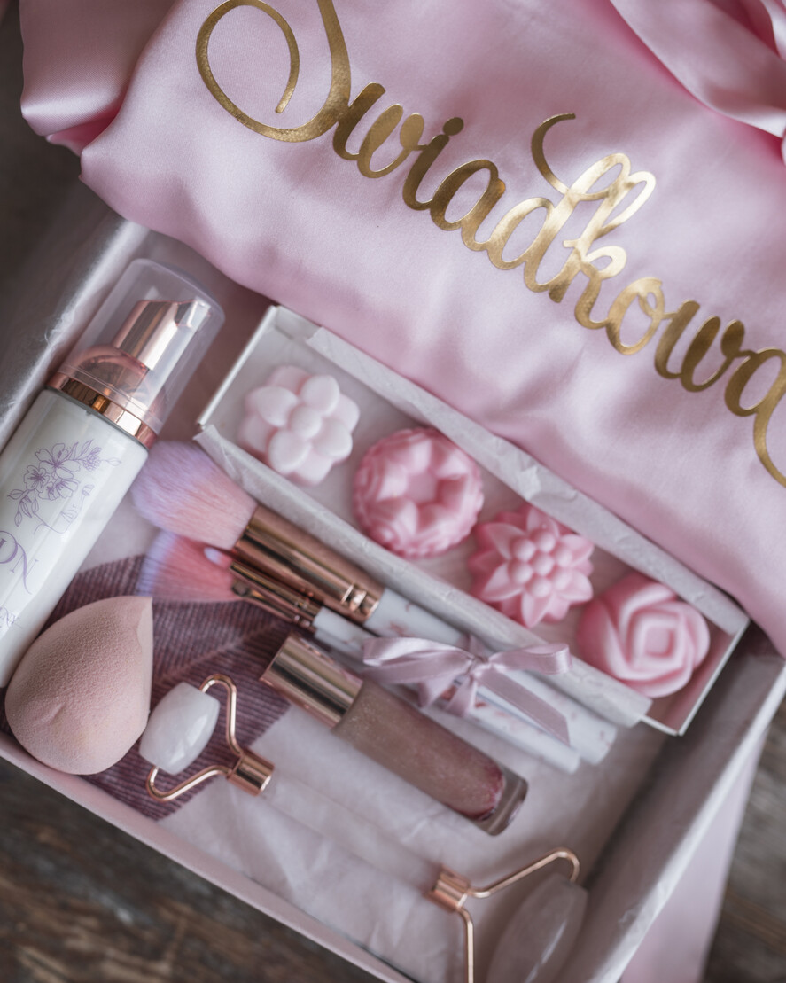 Prezenty dla świadków boxy prezentowy dla Świadkowej, prośba o świadkowanie  Szlafrok dla Świadkowej ze złotym Napisem - Prośba o Świadkowanie Box prezentowy 5