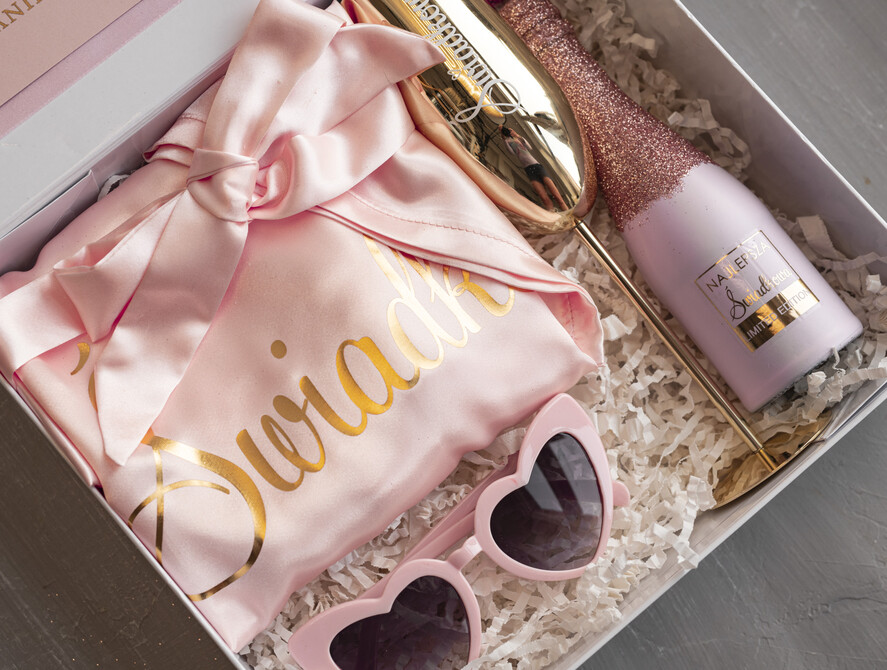 Prezenty dla świadków boxy prezentowy dla Świadkowej, prośba o świadkowanie  czy zostaniesz moją świadkową, prezent dla świadkowej zestaw ze szlafrokiem, złoty kieliszek i brokatowa butelka, box prezentowy dla świadkowej i druhny10