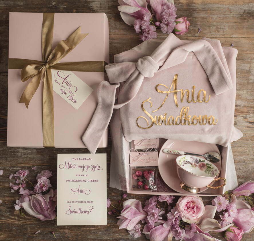 Prezenty dla świadków boxy prezentowy dla Świadkowej, prośba o świadkowanie  Welurowy Szlafrok dla Świadkowej Prośba o świadkowanie zestaw Różowa Boho filiżanka z łyżeczką2