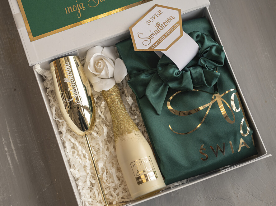 Prezenty dla świadków boxy prezentowy dla Świadkowej, prośba o świadkowanie  szlafrok z napisem świadkowa, czy zostaniesz moją świadkową, Box prezentowy dla świadkowej ze złotym kieliszkiem, zestaw prezentowy dla druhny2