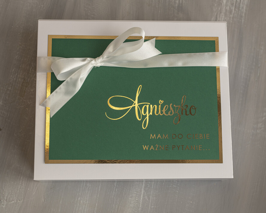 Prezenty dla świadków boxy prezentowy dla Świadkowej, prośba o świadkowanie  szlafrok z napisem świadkowa, czy zostaniesz moją świadkową, Box prezentowy dla świadkowej ze złotym kieliszkiem, zestaw prezentowy dla druhny4
