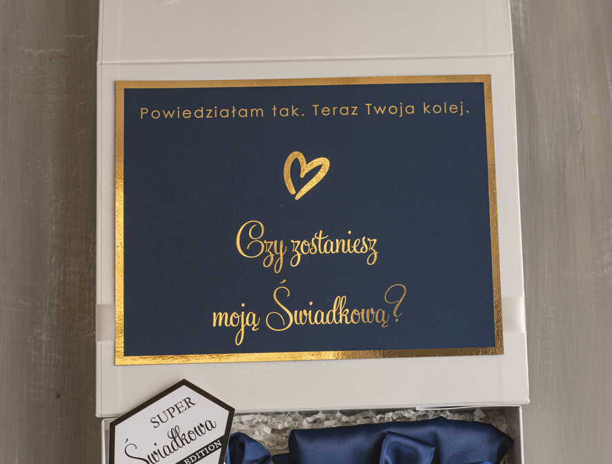 Prezenty dla świadków boxy prezentowy dla Świadkowej, prośba o świadkowanie  czy zostaniesz moją świadkową pomysł na prezent dla świadkowej, Box prezentowy dla świadkowej z granatowym szlafrokiem, zestaw prezentowy dla druhny3