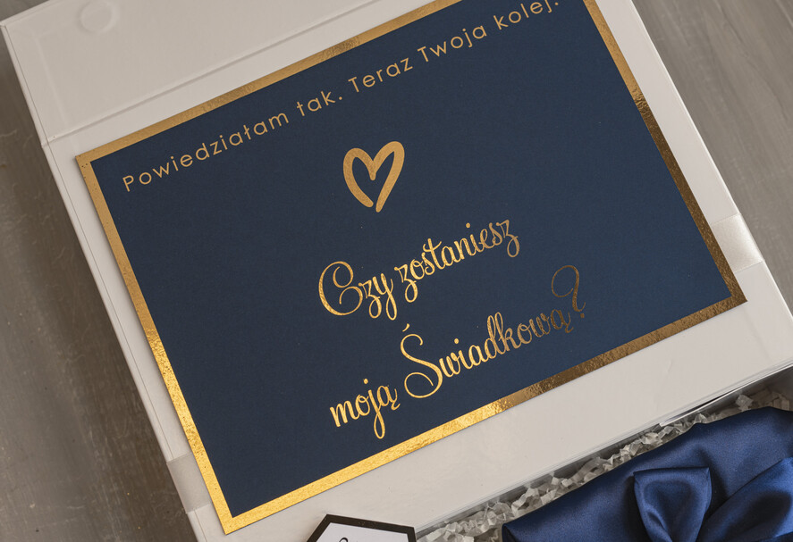 Prezenty dla świadków boxy prezentowy dla Świadkowej, prośba o świadkowanie  czy zostaniesz moją świadkową pomysł na prezent dla świadkowej, Box prezentowy dla świadkowej z granatowym szlafrokiem, zestaw prezentowy dla druhny4