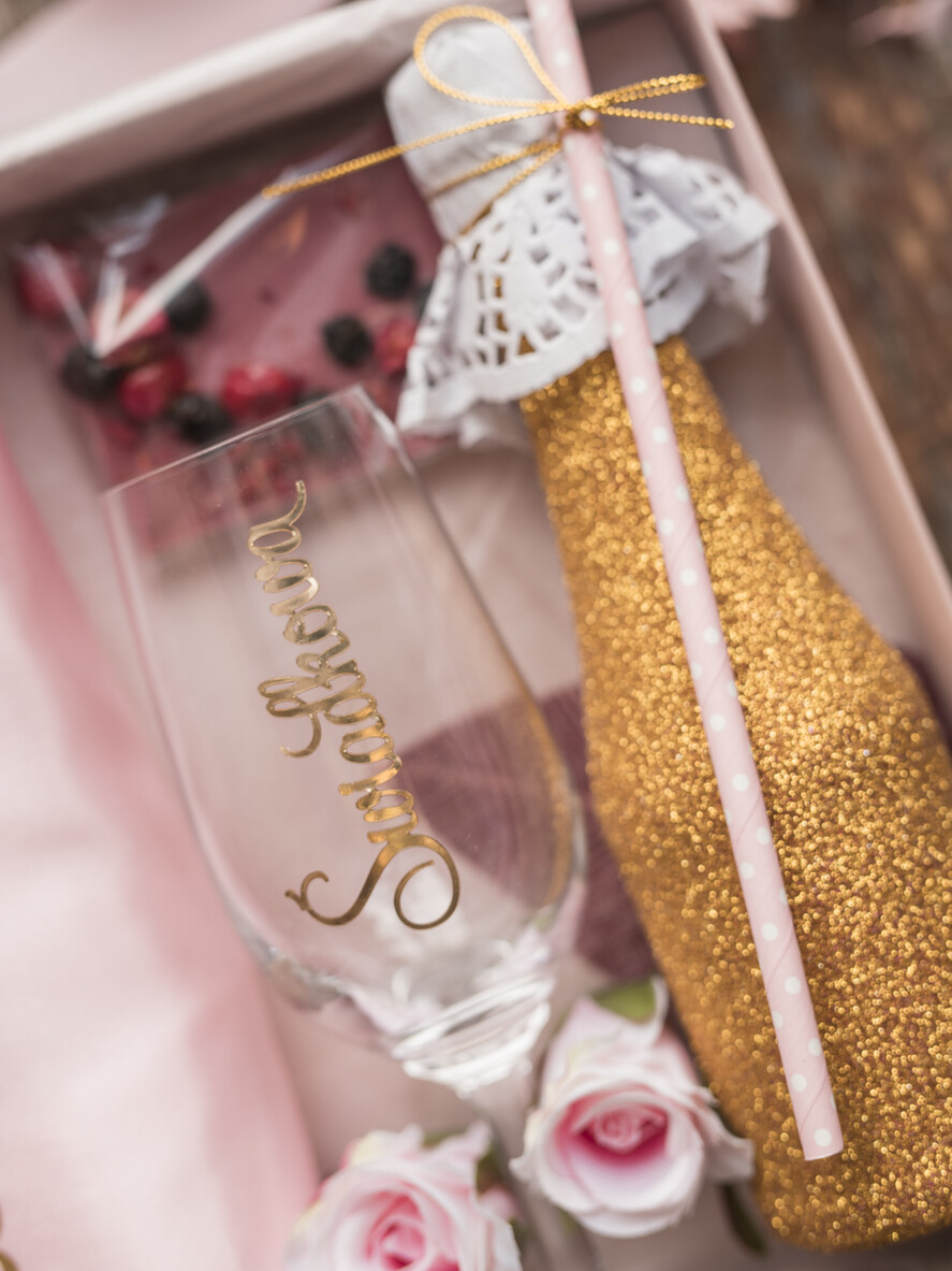 Prezenty dla świadków boxy prezentowy dla Świadkowej, prośba o świadkowanie  Szlafrok dla Świadkowej ze złotym Napisem - Prośba o Świadkowanie brokatowy szampanek i kieliszek7