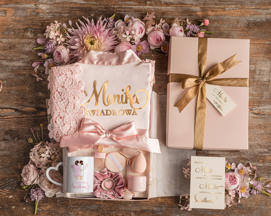 Prezenty dla świadków boxy prezentowy dla Świadkowej, prośba o świadkowanie  różowy satynowy szlafrok z koronką pomysł na prośbę o świadkowanie0