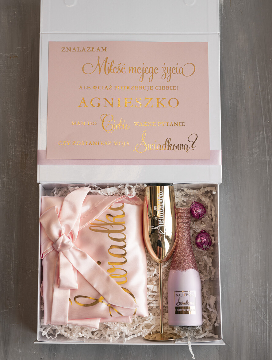 Prezenty dla świadków boxy prezentowy dla Świadkowej, prośba o świadkowanie  pomysł na prośbę o świadkowanie, prezent dla świadkowej zestaw kosmetyków, złoty kieliszek i brokatowa butelka, box prezentowy dla świadkowej i druhny1
