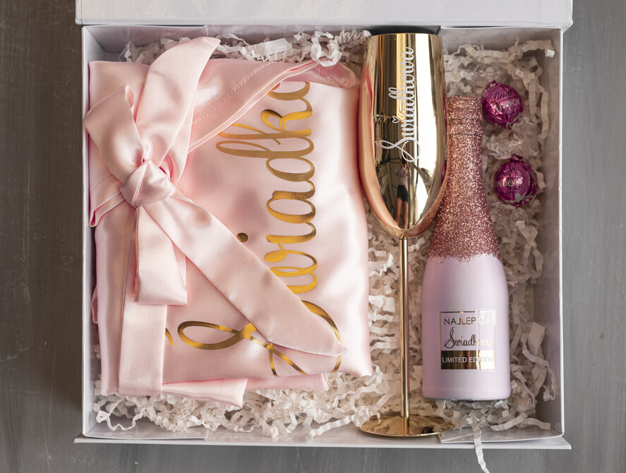 Prezenty dla świadków boxy prezentowy dla Świadkowej, prośba o świadkowanie  pomysł na prośbę o świadkowanie, prezent dla świadkowej zestaw kosmetyków, złoty kieliszek i brokatowa butelka, box prezentowy dla świadkowej i druhny2