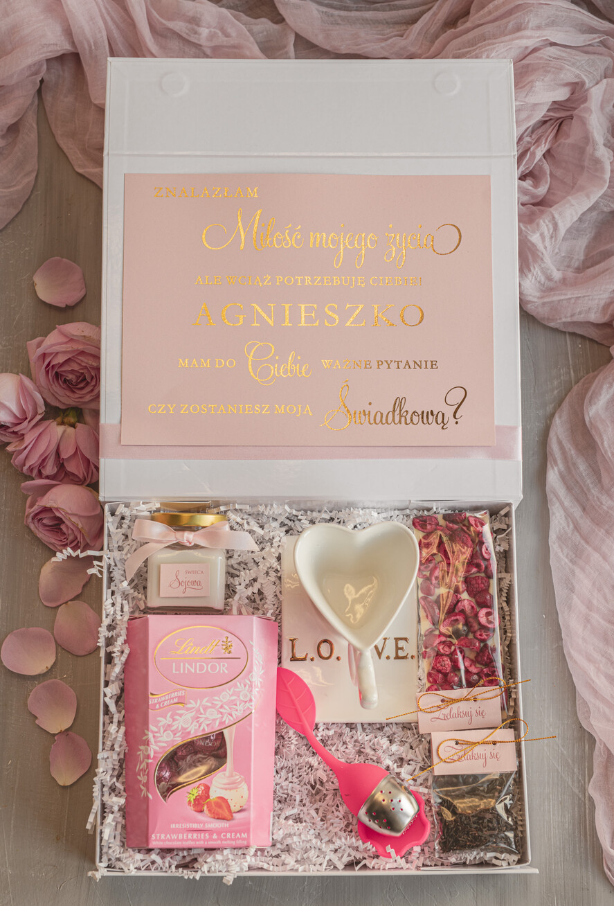 Prezenty dla świadków boxy prezentowy dla Świadkowej, prośba o świadkowanie  pomysł na prośbę o świadkowanie filiżanka serce, prezent dla świadkowej zestaw kosmetyków, kubek dla świadkowej, box prezentowy dla świadkowej i druhny15