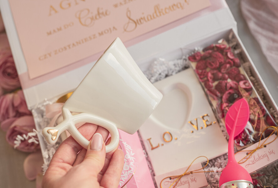 Prezenty dla świadków boxy prezentowy dla Świadkowej, prośba o świadkowanie  pomysł na prośbę o świadkowanie filiżanka serce, prezent dla świadkowej zestaw kosmetyków, kubek dla świadkowej, box prezentowy dla świadkowej i druhny4