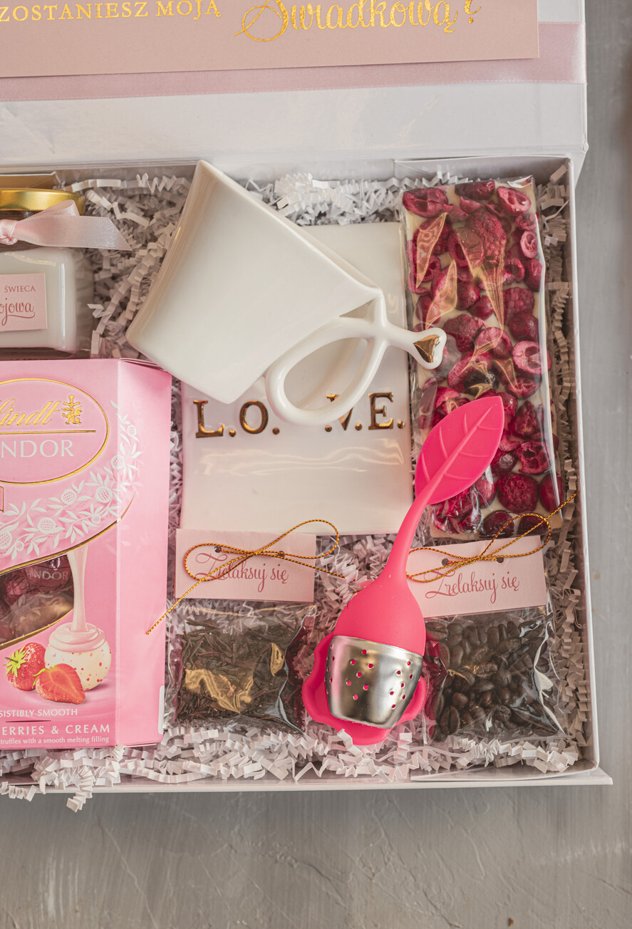 Prezenty dla świadków boxy prezentowy dla Świadkowej, prośba o świadkowanie  pomysł na prośbę o świadkowanie filiżanka serce, prezent dla świadkowej zestaw kosmetyków, kubek dla świadkowej, box prezentowy dla świadkowej i druhny8