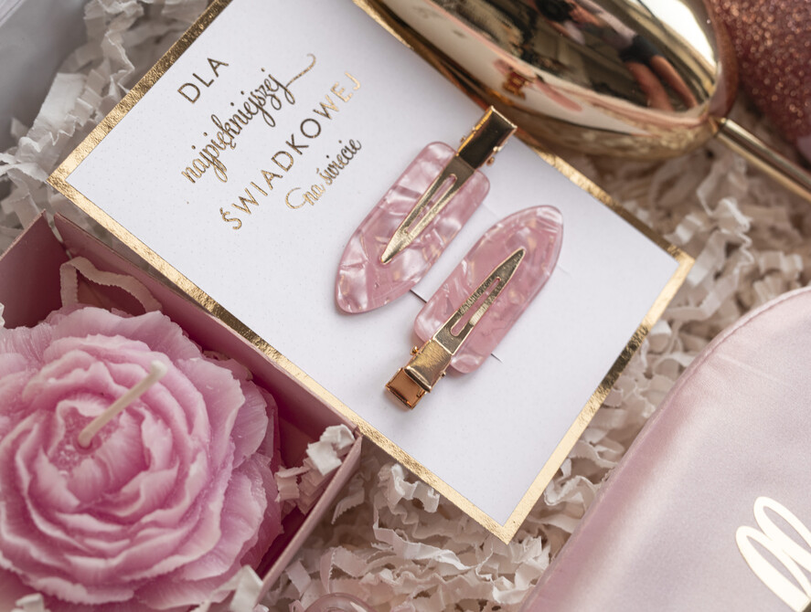 Prezenty dla świadków boxy prezentowy dla Świadkowej, prośba o świadkowanie  pomysł na prośbę o świadkowanie, prezent dla świadkowej zestaw kosmetyków, złoty kieliszek i brokatowa butelka, box prezentowy dla świadkowej i druhny5