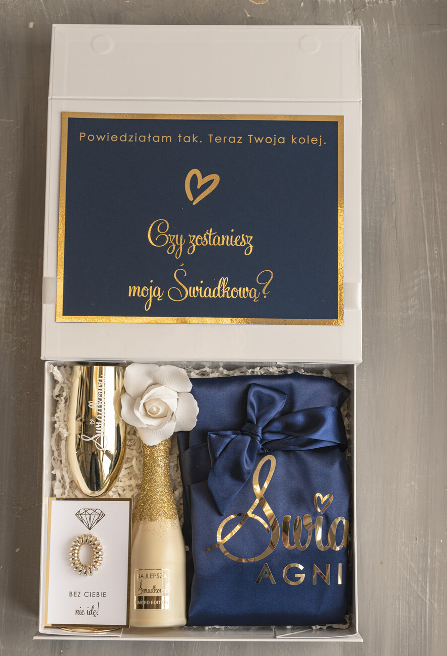 Prezenty dla świadków boxy prezentowy dla Świadkowej, prośba o świadkowanie  czy zostaniesz moją świadkową pomysł na prezent dla świadkowej, Box prezentowy dla świadkowej z granatowym szlafrokiem, zestaw prezentowy dla druhny1