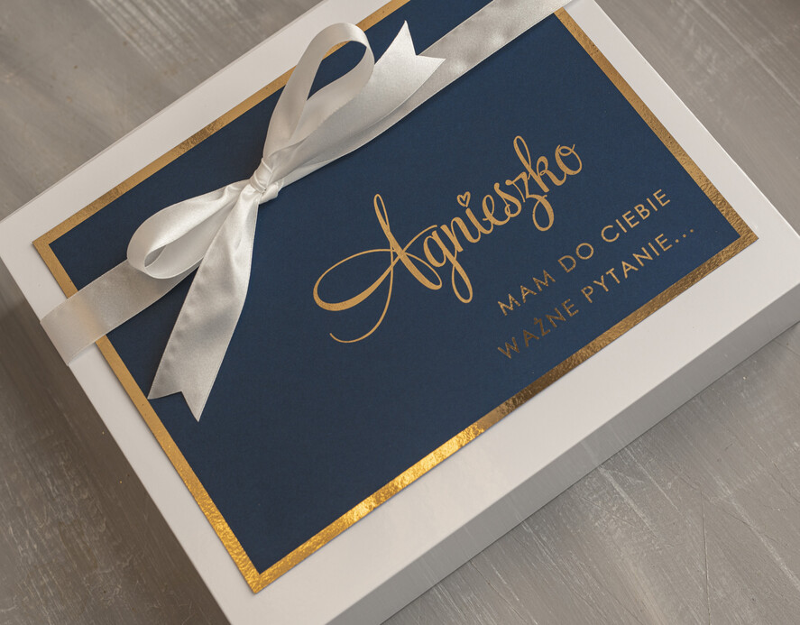 Prezenty dla świadków boxy prezentowy dla Świadkowej, prośba o świadkowanie  czy zostaniesz moją świadkową pomysł na prezent dla świadkowej, Box prezentowy dla świadkowej z granatowym szlafrokiem, zestaw prezentowy dla druhny6