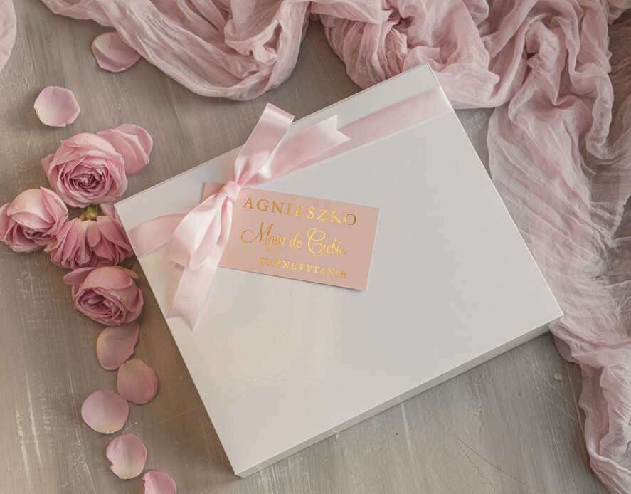 Prezenty dla świadków boxy prezentowy dla Świadkowej, prośba o świadkowanie  czy zostaniesz moją świadkową pomysł na prezent dla świadkowej, Box prezentowy dla świadkowej z różowym szlafrokiem, prezent dla świadkowej lub druhny2