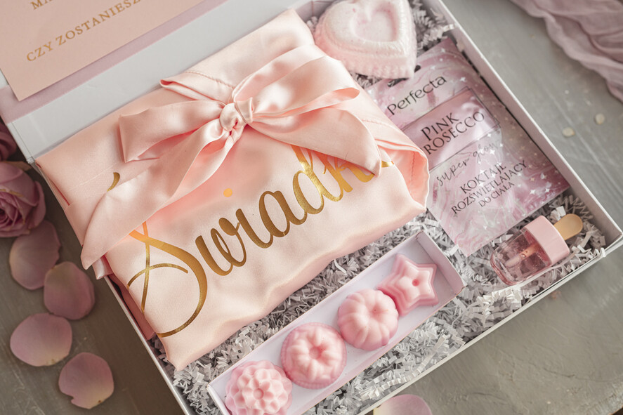 Prezenty dla świadków boxy prezentowy dla Świadkowej, prośba o świadkowanie  czy zostaniesz moją świadkową pomysł na prezent dla świadkowej, Box prezentowy dla świadkowej z różowym szlafrokiem, prezent dla świadkowej lub druhny5