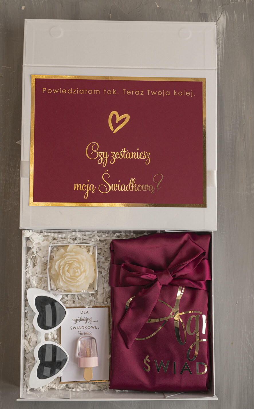 Prezenty dla świadków boxy prezentowy dla Świadkowej, prośba o świadkowanie  prezent dla świadkowej szlafrok z napisem świadkowa, pomysł na prezent dla świadkowej, Box prezentowy dla świadkowej z bordowym szlafrokiem1