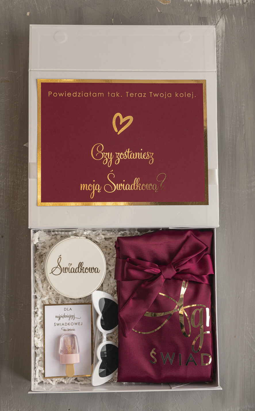 Prezenty dla świadków boxy prezentowy dla Świadkowej, prośba o świadkowanie  prezent dla druhny, pomysł na prezent dla świadkowej szlafrok z napisami, Box prezentowy dla świadkowej z bordowym szlafrokiem, zestaw prezentowy dla druhny1