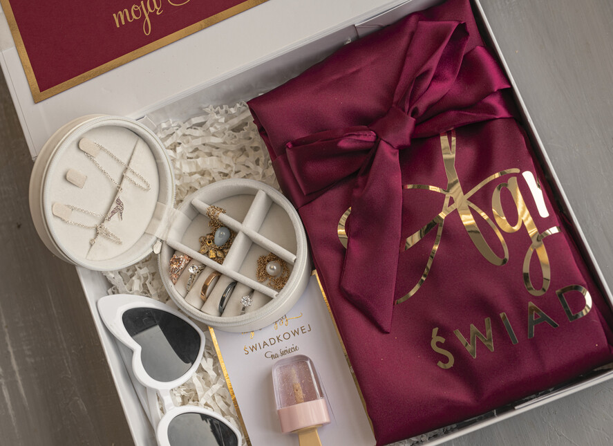 Prezenty dla świadków boxy prezentowy dla Świadkowej, prośba o świadkowanie  prezent dla druhny, pomysł na prezent dla świadkowej szlafrok z napisami, Box prezentowy dla świadkowej z bordowym szlafrokiem, zestaw prezentowy dla druhny10