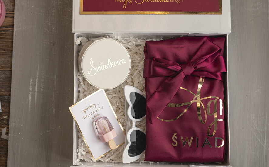 Prezenty dla świadków boxy prezentowy dla Świadkowej, prośba o świadkowanie  prezent dla druhny, pomysł na prezent dla świadkowej szlafrok z napisami, Box prezentowy dla świadkowej z bordowym szlafrokiem, zestaw prezentowy dla druhny3