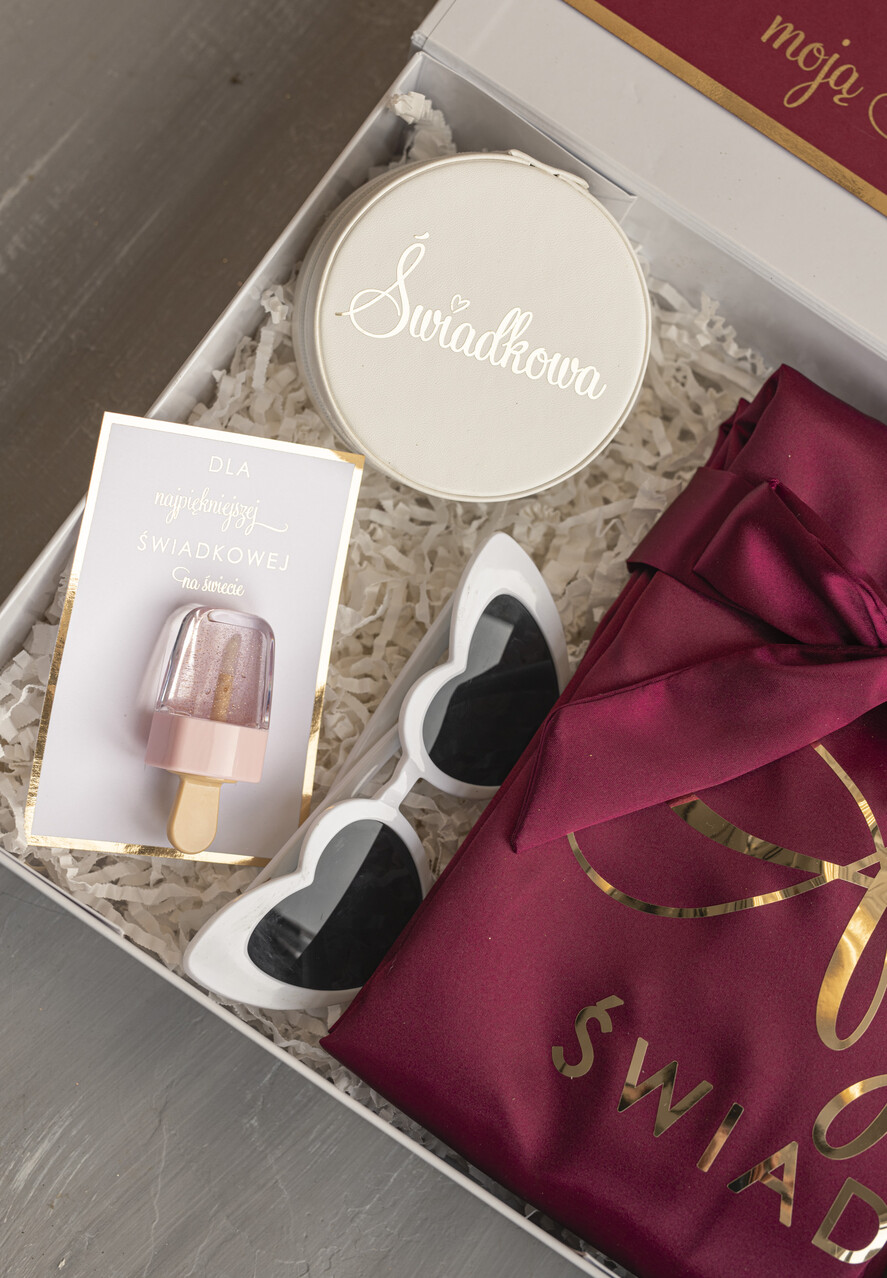 Prezenty dla świadków boxy prezentowy dla Świadkowej, prośba o świadkowanie  prezent dla druhny, pomysł na prezent dla świadkowej szlafrok z napisami, Box prezentowy dla świadkowej z bordowym szlafrokiem, zestaw prezentowy dla druhny6