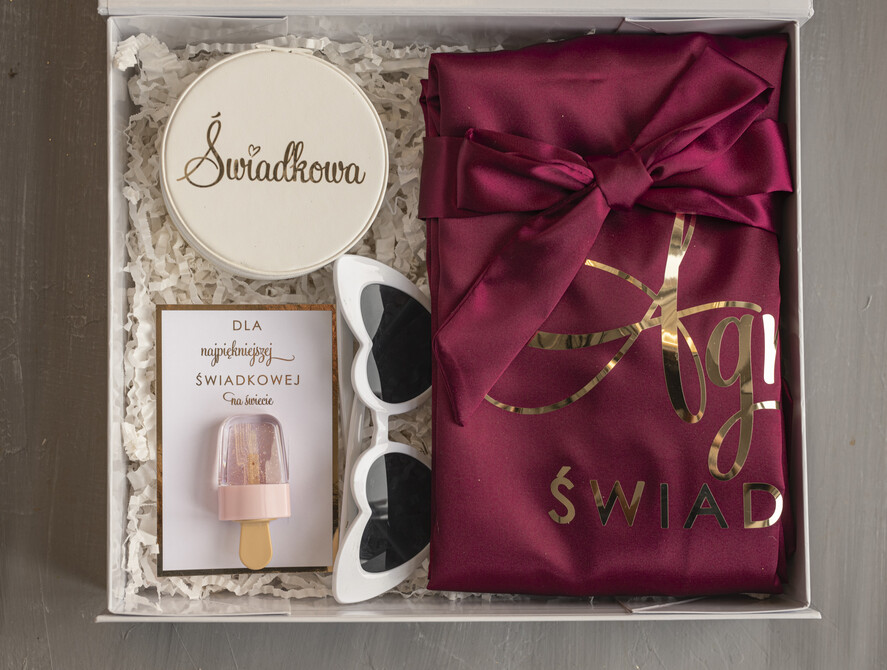 Prezenty dla świadków boxy prezentowy dla Świadkowej, prośba o świadkowanie  prezent dla druhny, pomysł na prezent dla świadkowej szlafrok z napisami, Box prezentowy dla świadkowej z bordowym szlafrokiem, zestaw prezentowy dla druhny7