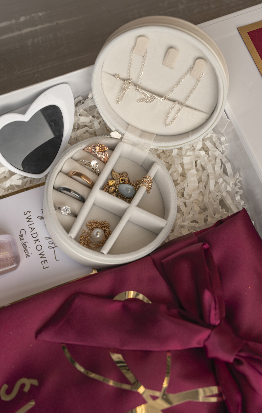 Prezenty dla świadków boxy prezentowy dla Świadkowej, prośba o świadkowanie  prezent dla druhny, pomysł na prezent dla świadkowej szlafrok z napisami, Box prezentowy dla świadkowej z bordowym szlafrokiem, zestaw prezentowy dla druhny9