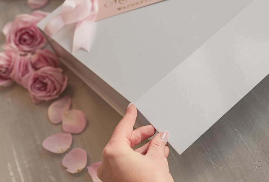 Prezenty dla świadków boxy prezentowy dla Świadkowej, prośba o świadkowanie  czy zostaniesz moją świadkową pomysł na prezent dla świadkowej, Box prezentowy dla świadkowej z różowym szlafrokiem, zestaw kosmetyczny dla świadkowej6