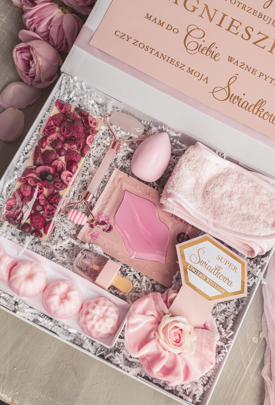 Prezenty dla świadków boxy prezentowy dla Świadkowej, prośba o świadkowanie  czy zostaniesz moją świadkową pomysł na prezent dla świadkowej, Box prezentowy dla świadkowej z kosmetykami i szlafrokiem, prezent dla druhny5