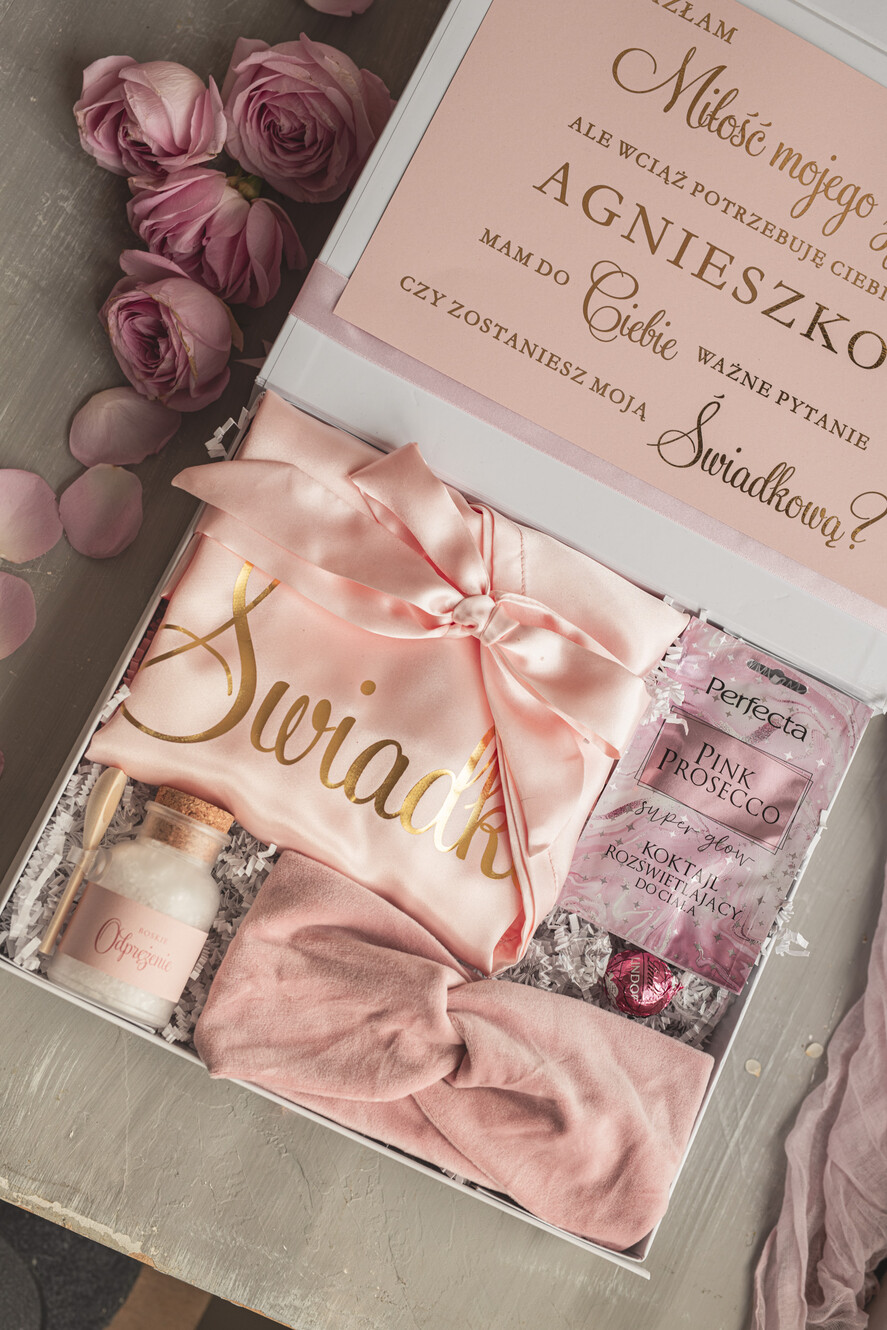 Prezenty dla świadków boxy prezentowy dla Świadkowej, prośba o świadkowanie  czy zostaniesz moją świadkową pomysł na prezent dla świadkowej, Box prezentowy dla świadkowej z kosmetykami i szlafrokiem, prezent dla druhny8