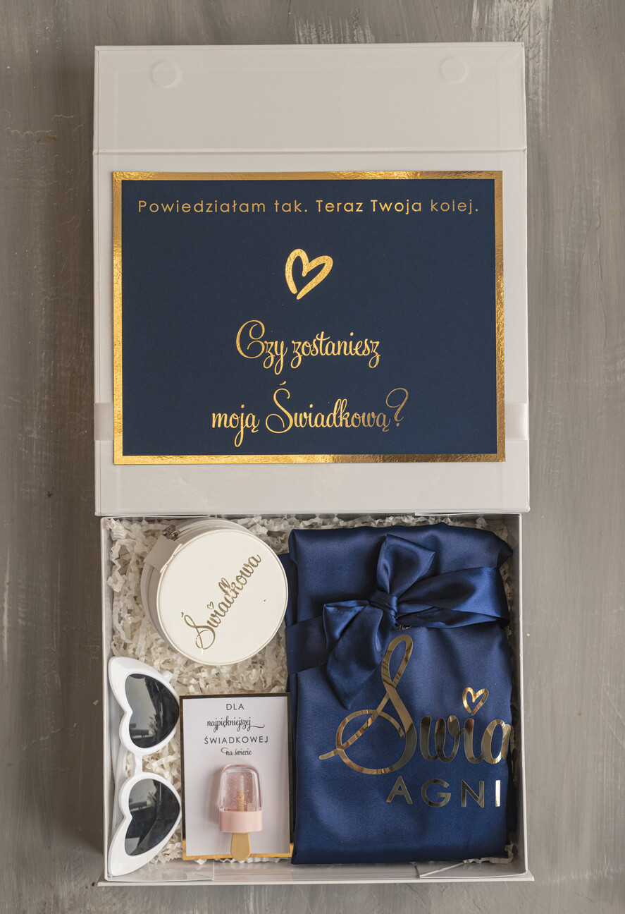 Prezenty dla świadków boxy prezentowy dla Świadkowej, prośba o świadkowanie  prezent dla druhny, pomysł na prezent dla świadkowej, Box prezentowy dla świadkowej z granatowym szlafrokiem, zestaw prezentowy dla druhny1