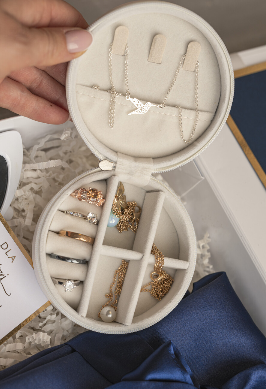 Prezenty dla świadków boxy prezentowy dla Świadkowej, prośba o świadkowanie  prezent dla druhny, pomysł na prezent dla świadkowej, Box prezentowy dla świadkowej z granatowym szlafrokiem, zestaw prezentowy dla druhny10