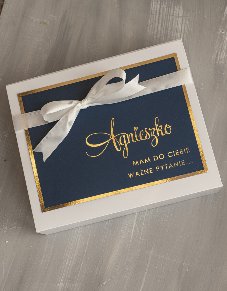 Prezenty dla świadków boxy prezentowy dla Świadkowej, prośba o świadkowanie  prezent dla druhny, pomysł na prezent dla świadkowej, Box prezentowy dla świadkowej z granatowym szlafrokiem, zestaw prezentowy dla druhny13