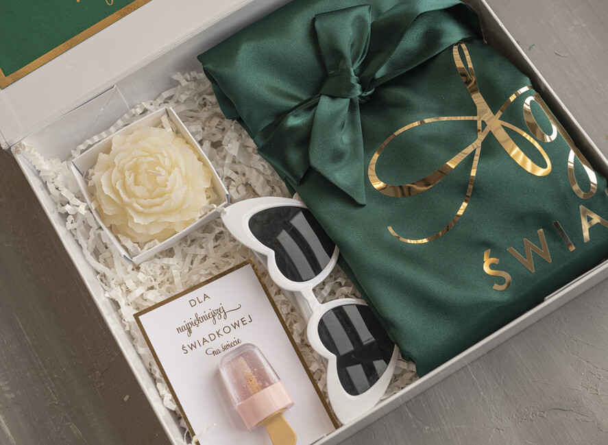 Prezenty dla świadków boxy prezentowy dla Świadkowej, prośba o świadkowanie  prezent dla świadkowej, pomysł na prezent dla świadkowej, Box prezentowy dla świadkowej z zielonym szlafrokiem, zestaw prezentowy dla druhny2