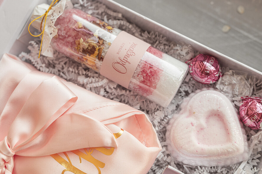 Prezenty dla świadków boxy prezentowy dla Świadkowej, prośba o świadkowanie  prośba o świadkowanie, box dla świadkowej ze szlafrokiem, białe pudełko z kosmetykami dla świadkowej, niezbędnik dla Świadkowej, box prezentowy dla świadkowej9