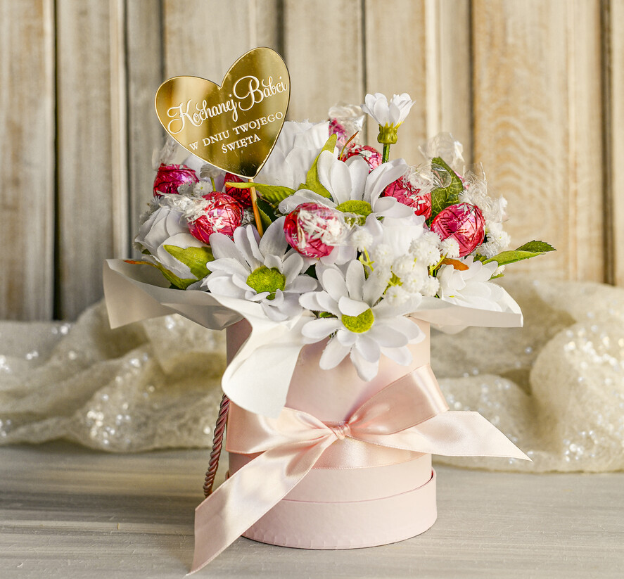 Prezenty dla Babci i Dziadka Prezenty dla Babci Piekny flowerbox ze sztucznymi kwiatami i słodyczami to wyjątkowy prezent dla babci. Piękna kompozycja w ozdobnym pudełku – gotowy upominek na każdą okazję. Prezent dla Babci 0