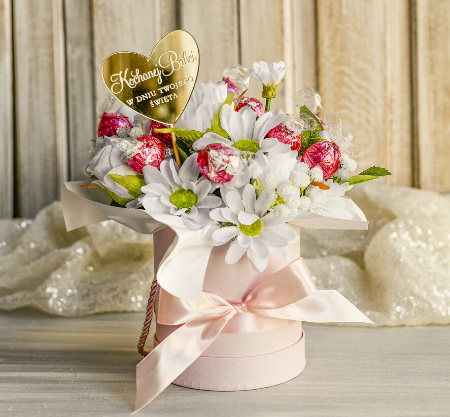 Prezenty dla Babci i Dziadka Prezenty dla Babci Piekny flowerbox ze sztucznymi kwiatami i słodyczami to wyjątkowy prezent dla babci. Piękna kompozycja w ozdobnym pudełku – gotowy upominek na każdą okazję. Prezent dla Babci 2