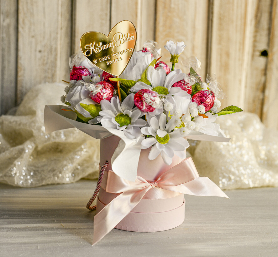 Prezenty dla Babci i Dziadka Prezenty dla Babci Piekny flowerbox ze sztucznymi kwiatami i słodyczami to wyjątkowy prezent dla babci. Piękna kompozycja w ozdobnym pudełku – gotowy upominek na każdą okazję. Prezent dla Babci 4