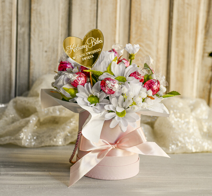 Prezenty dla Babci i Dziadka Prezenty dla Babci Piekny flowerbox ze sztucznymi kwiatami i słodyczami to wyjątkowy prezent dla babci. Piękna kompozycja w ozdobnym pudełku – gotowy upominek na każdą okazję. Prezent dla Babci 5