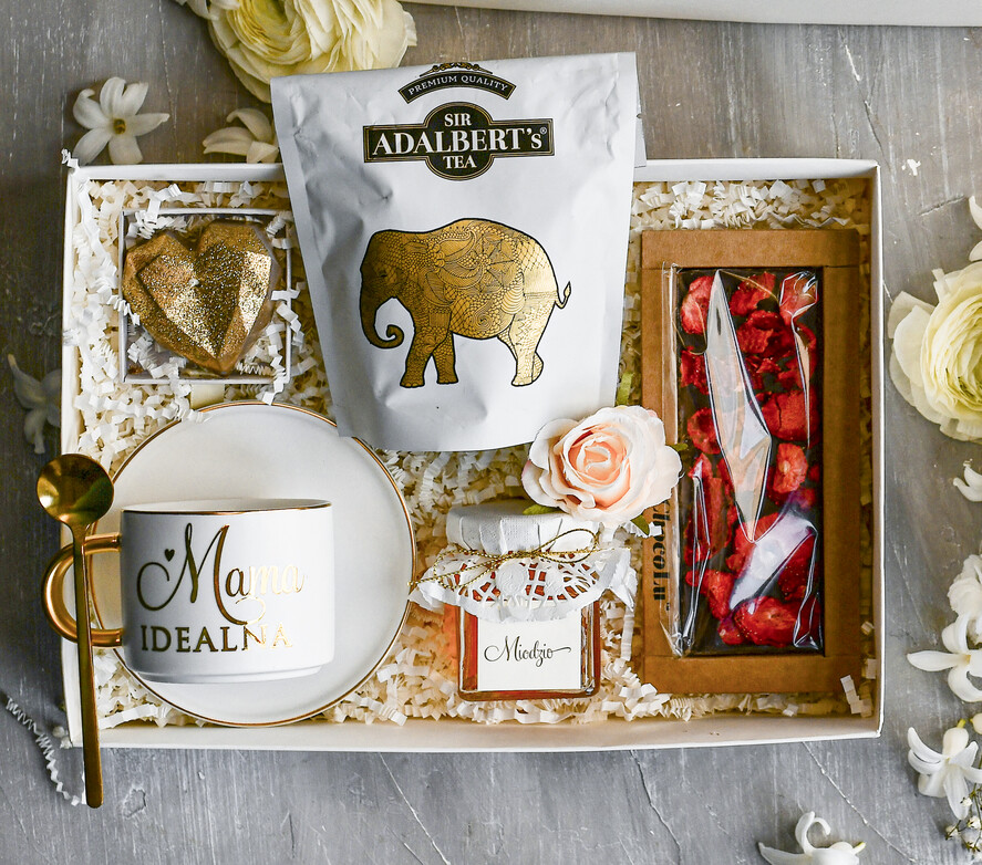 Prezenty dla Mamy zestawy w welurowych i ozdobnych pudełkach  Zestaw Prezentowy na Dzień Mamy - Box Upomienk Kubek z napisem Mama doskonała życzenia1