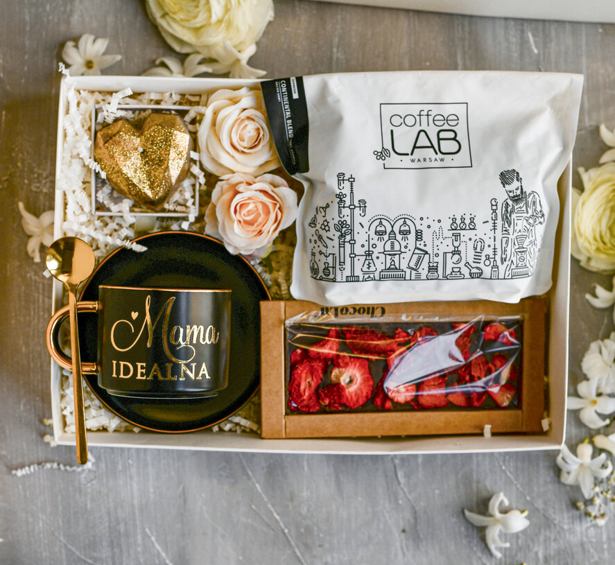 Prezenty dla Mamy zestawy w welurowych i ozdobnych pudełkach  Zestaw Prezentowy na Dzień Mamy - Box Upomienk Kubek z napisem Mama doskonała życzenia1