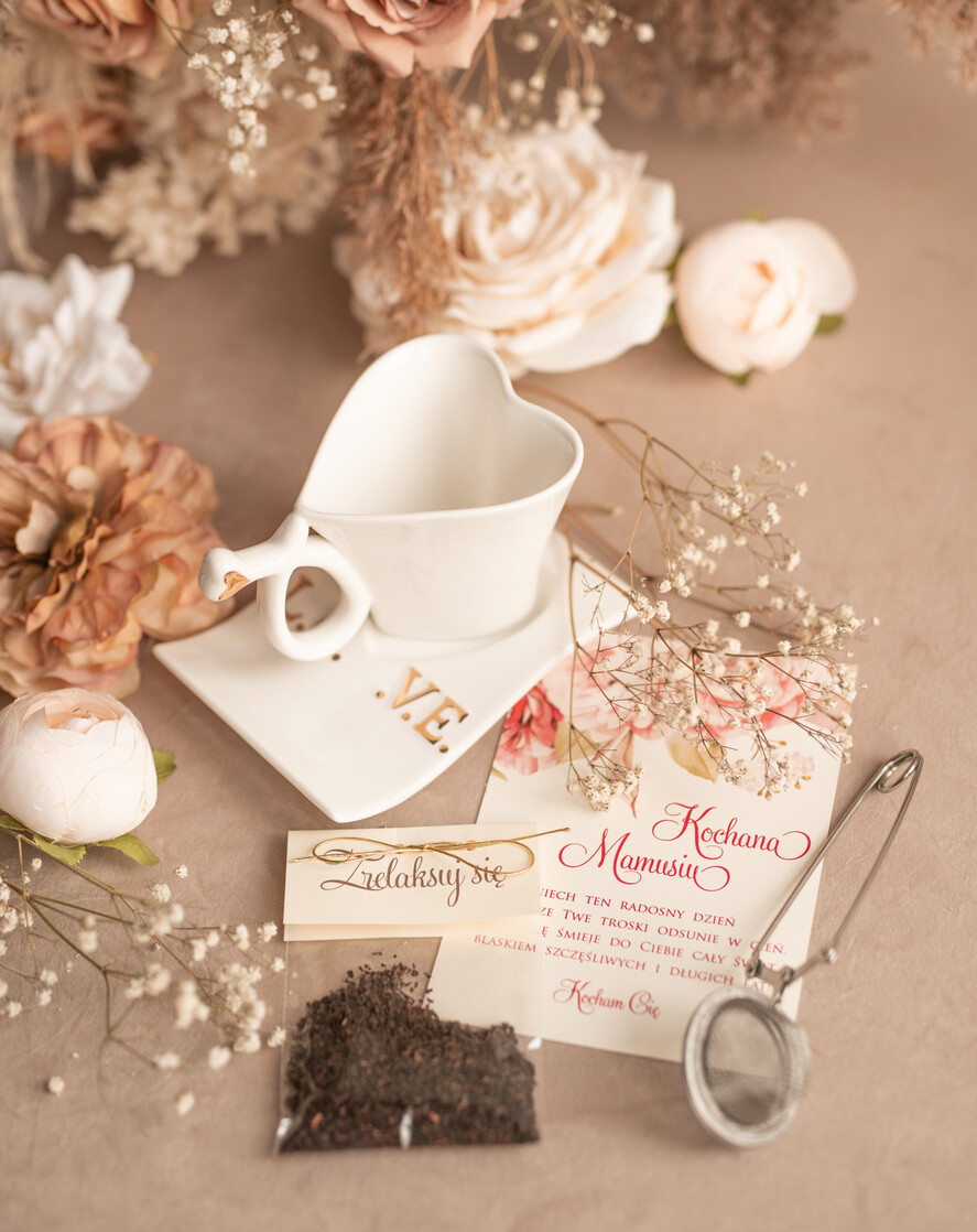 Prezenty dla Mamy zestawy w welurowych i ozdobnych pudełkach  prezent dla Mamy czekoladki, prezent na dzień mamy filiżanka z zaparzaczem, prezent dla mamy w ozdobnym pudełku19