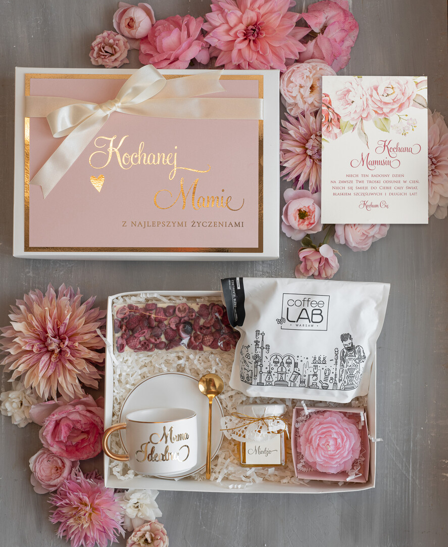 Prezenty dla Mamy zestawy w welurowych i ozdobnych pudełkach  Pomysł na prezent z okazji Dnia Mamy, jaki prezent kupić na Dzień Mamy, boxy prezentowe dla mamy, zestawy prezentowe dla Mamy z filiżanką 0