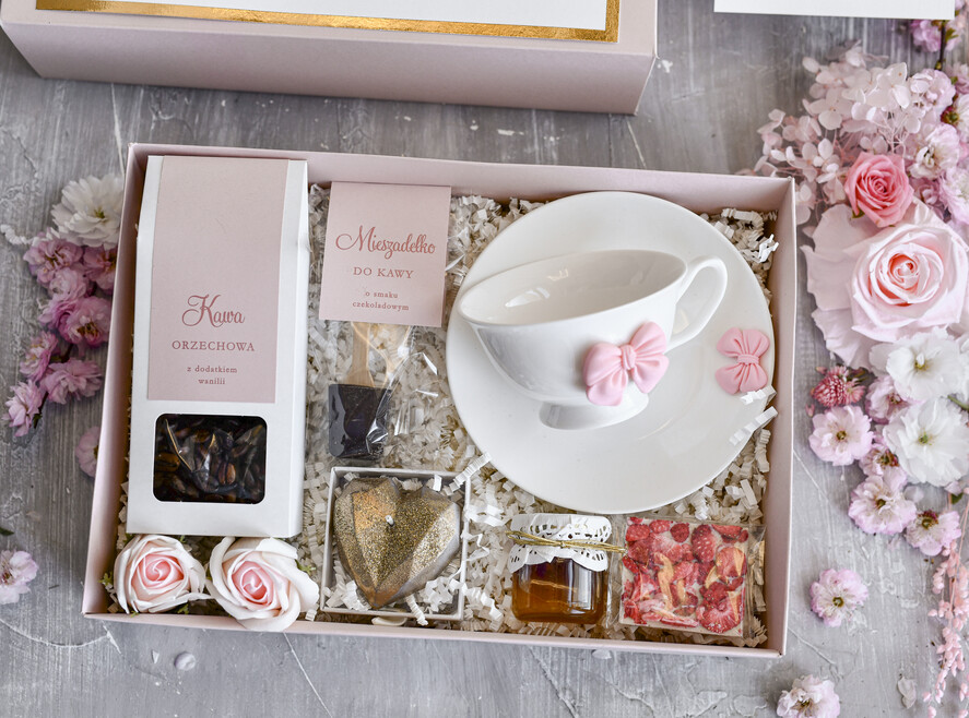 Prezenty dla Mamy zestawy w welurowych i ozdobnych pudełkach  Zestaw Prezentowy na Dzień Mamy - Box Upominek Kubek z napisem Mama idealna 1