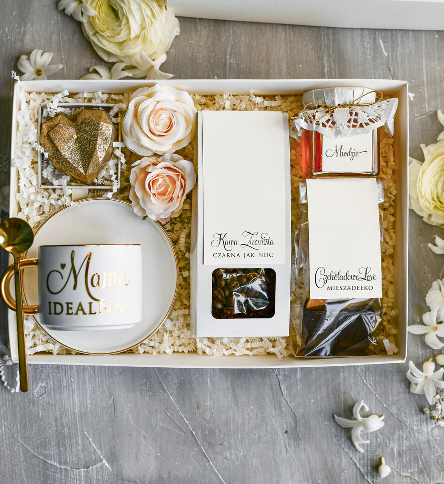 Prezenty dla Mamy zestawy w welurowych i ozdobnych pudełkach  Zestaw Prezentowy na Dzień Mamy - Box Upomienk Kubek z napisem Mama doskonała życzenia1