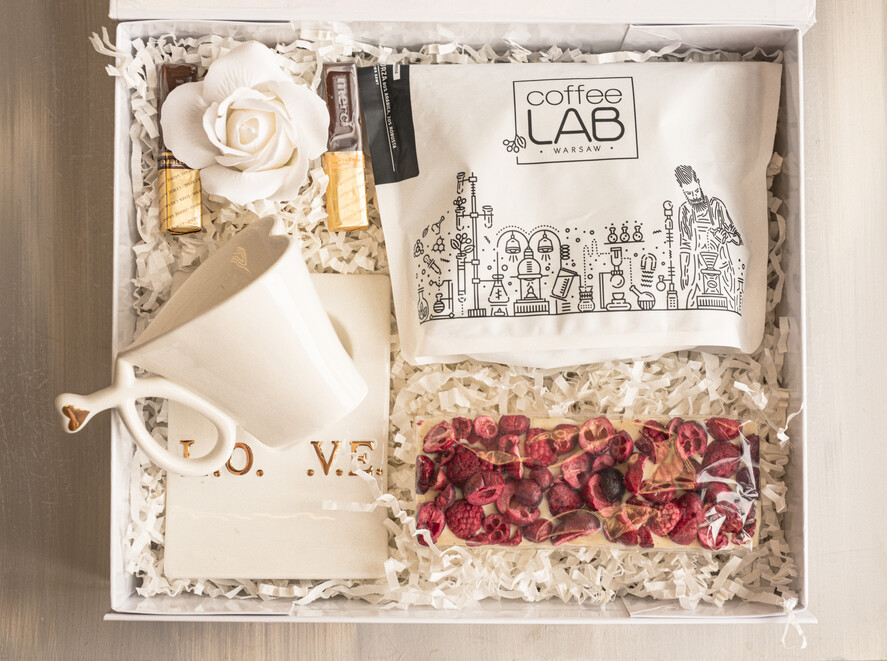 Prezenty dla Mamy zestawy w welurowych i ozdobnych pudełkach  pomysł na prezent z okazji dnia mamy, pudełko z filiżanką i kawą, gotowy do wręczenia prezent dla mamy 1