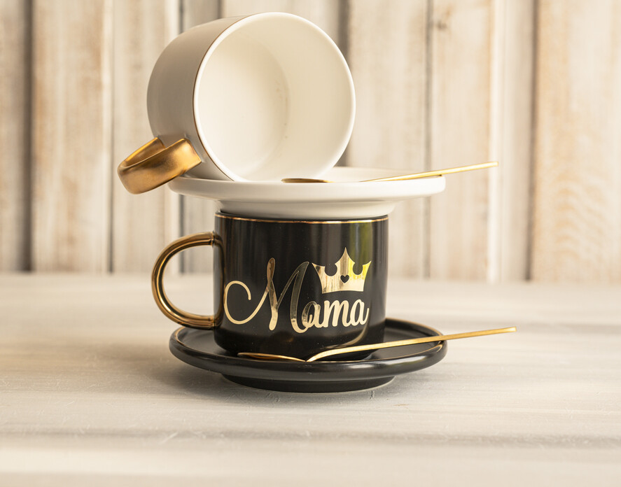 Prezenty dla Mamy zestawy w welurowych i ozdobnych pudełkach  fajne prezenty dla mamy, pudełko z filiżanką i kawą gotowy do wręczenia prezent dla mamy, czarna filiżanka ze spodkiem, pomysł na prezent dla mamy10