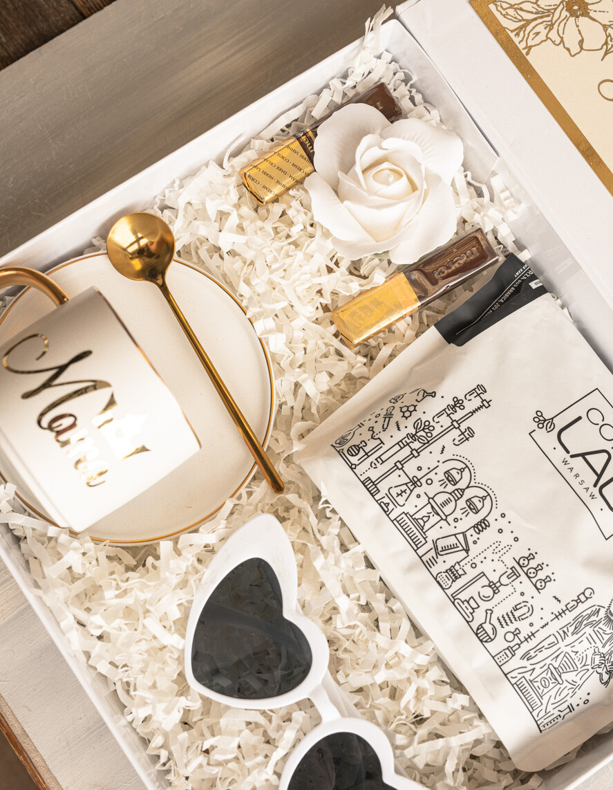 Prezenty dla Mamy zestawy w welurowych i ozdobnych pudełkach  fajne prezenty dla mamy, pudełko z filiżanką i kawą gotowy do wręczenia prezent dla mamy, czarna filiżanka ze spodkiem, pomysł na prezent dla mamy5