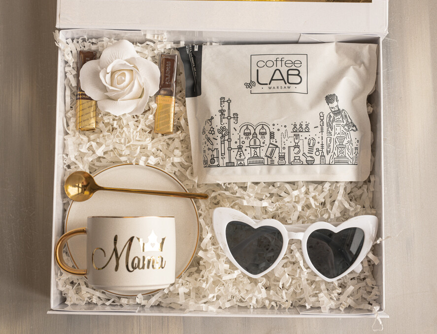 Prezenty dla Mamy zestawy w welurowych i ozdobnych pudełkach  fajne prezenty dla mamy, pudełko z filiżanką i kawą gotowy do wręczenia prezent dla mamy, czarna filiżanka ze spodkiem, pomysł na prezent dla mamy1